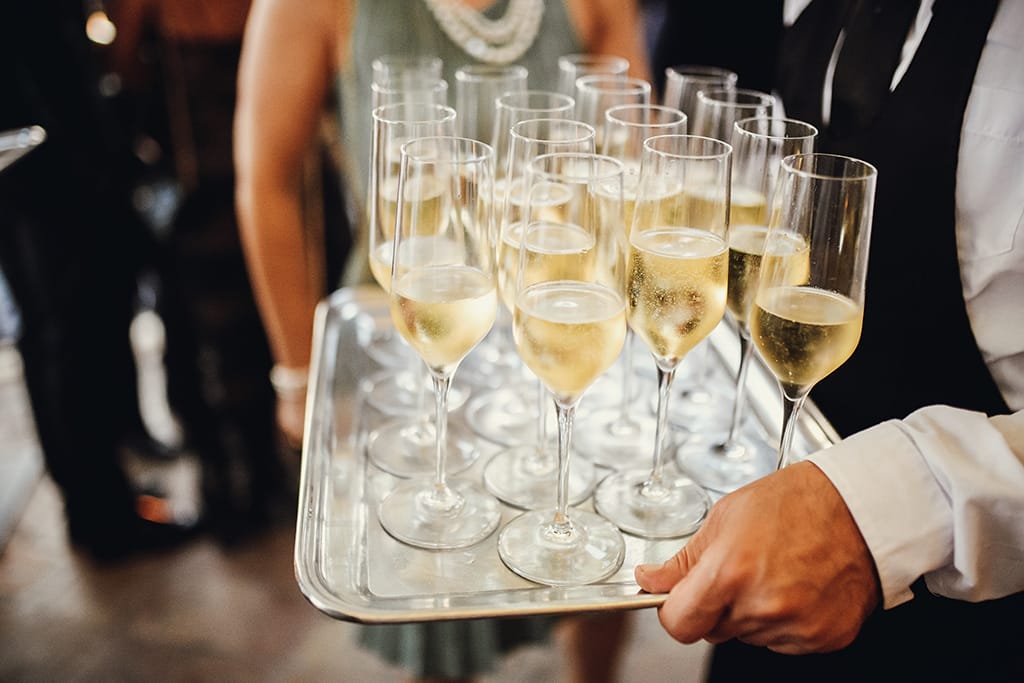 Servering av champagne eller mousserande